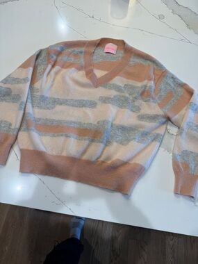 Crushed V-Neck Sweater Cashmere sweater in Pinks and Gray